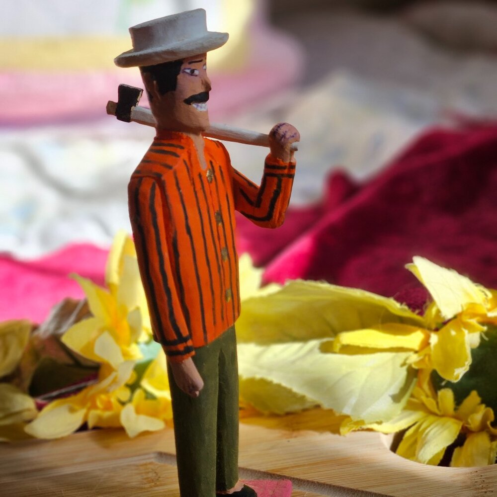 VINTAGE MAN WITH AX CARRYING MAN COPAL WOOD SCULPTURE SIGNED BY ARTIST - Picture 4 of 6